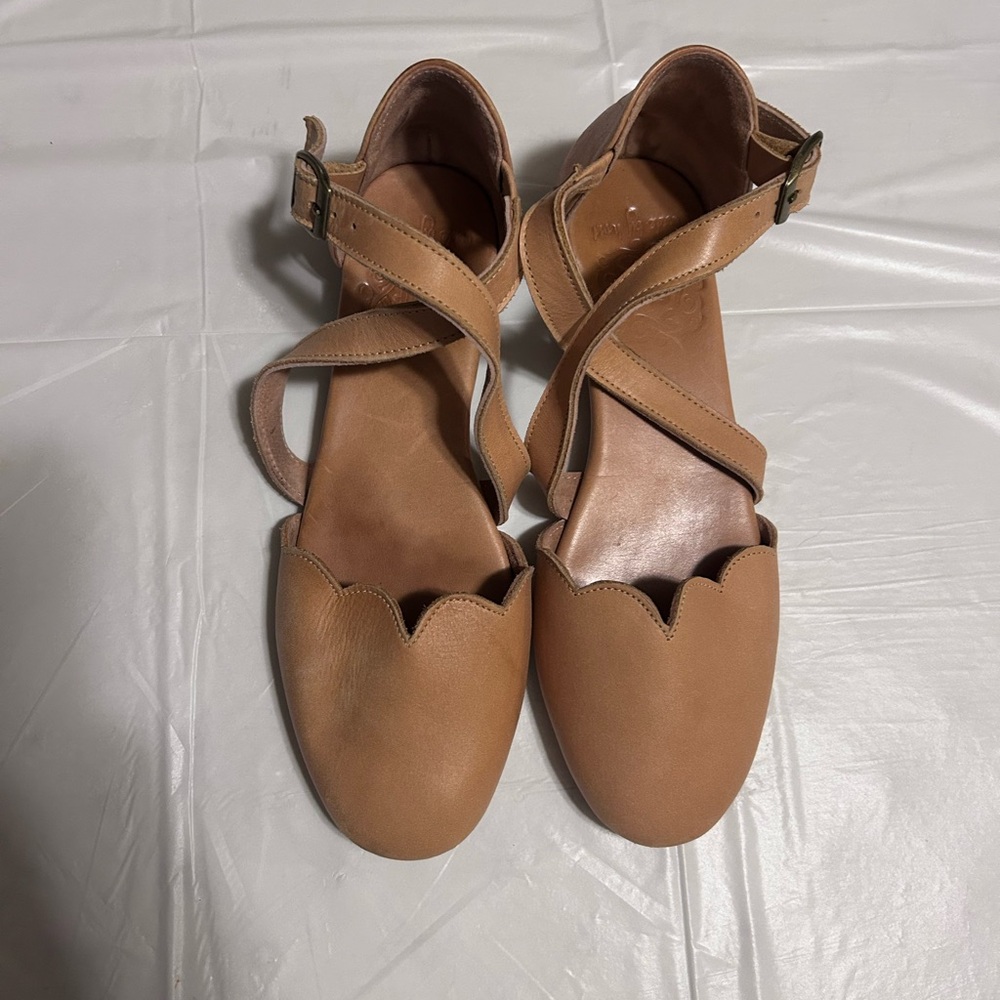 Elf Women’s Scallop-Trim Ankle Strap Leather Flats in Tan size 7.5